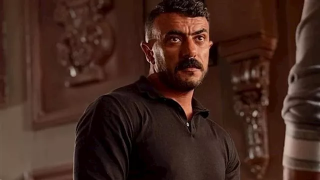 "نقول مبروك ولا إيه؟".. أحمد العوضي يثير الجدل ببدلة عريس